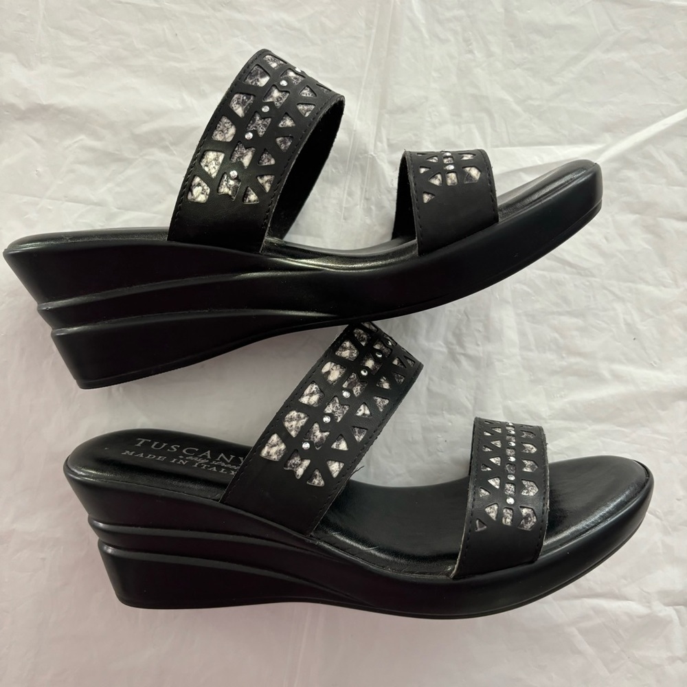 NWOT Tuscany by easy street sandal Rosalie Italian black snake wedge SZ 9.5 WW